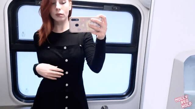 Рыжая проводница мастурбирует и писает в туалете поезда