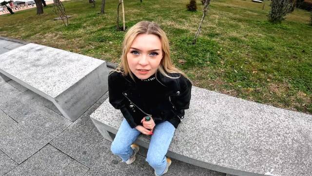 Блондинка прыгает на члене парня после романтической прогулки