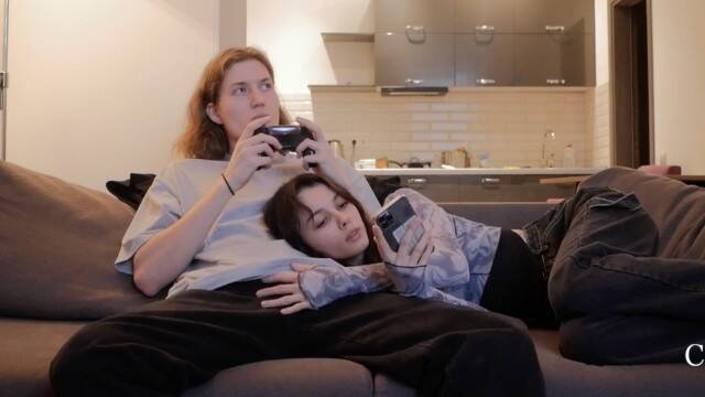 Парень отложил приставку и трахнул свою подругу на ночь