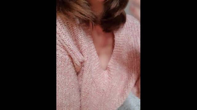 Девушка показывает ножки в колготках и мастурбирует игрушкой