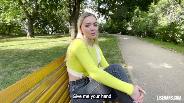 Сексуальная девушка отблагодарила парня за помощь отсосом и сексом