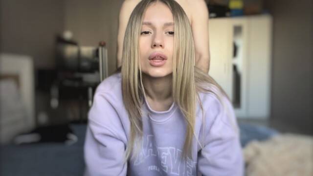 Худая сучка после мастурбации письки трахается с парнем раком