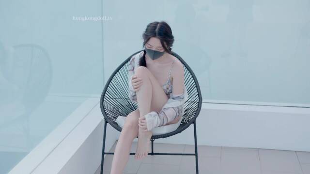 Молодая китаянка с хвостиками насаживает киску на длинный член