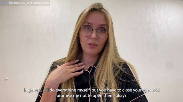 Очкастая милфа помогла кончить парню с поломанными руками