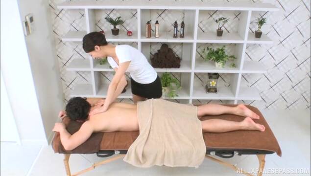 Японская массажистка соблазнила клиента на секс в бритую киску