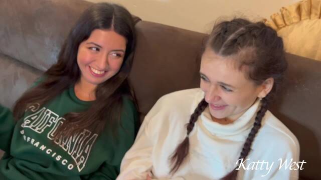 Парни сняли двух русских девушек для жаркой групповухи вчетвером