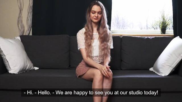 Русская девственница показывает свою целку на порно кастинге