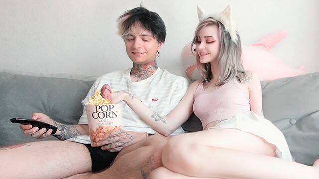 Пригласил девушку посмотреть фильм и в итоге трахнул ее с окончанием на попку