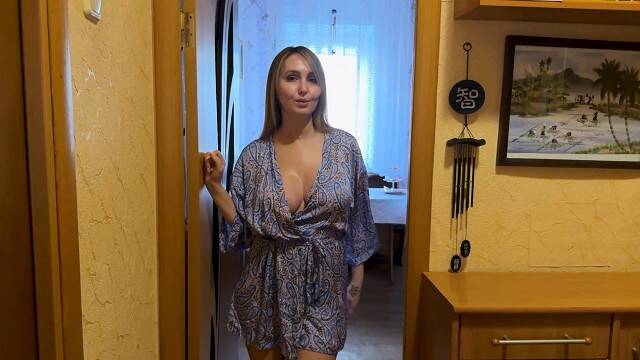 Русская мамка соблазняет друга своего сына на секс