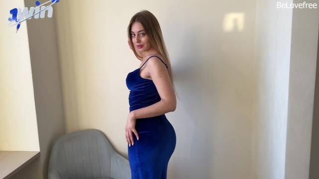 Трахает блондинку в платье с распущенными длинными волосами