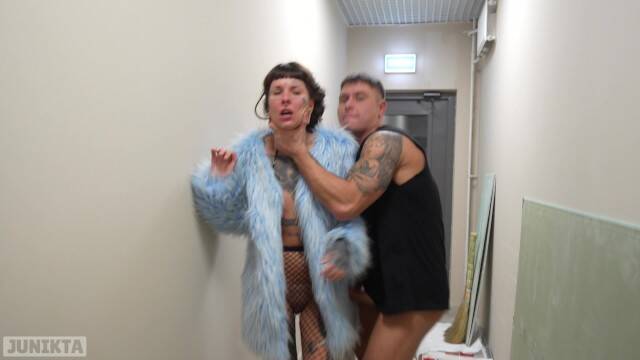 Жестко трахает шлюху с тату в глотку и письку