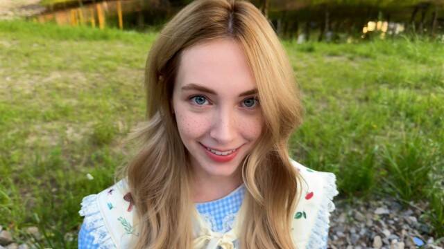 Парень спас приятную незнакомку и трахнул раком