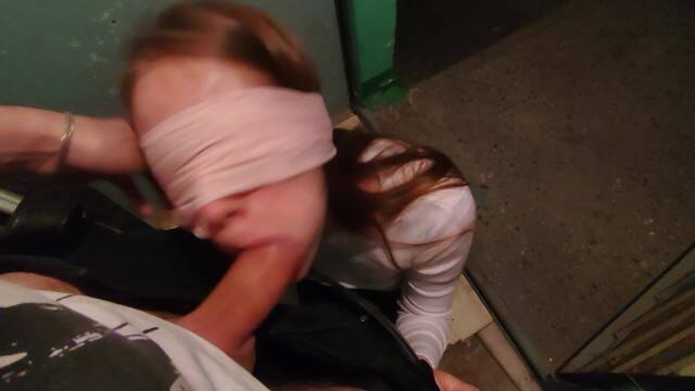 Рыжая шлюха трахается в подъезде с соседом