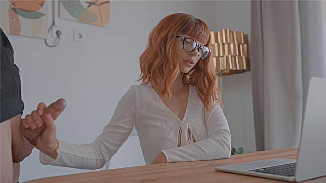 Поимел раком рыжую подругу после ласк киски