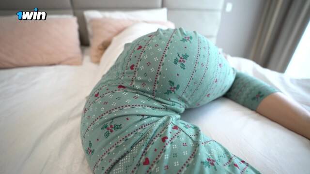 Телка возбуждена по утру и лезет на член парня