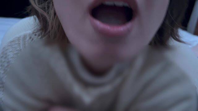 Девушка сосет маленький член не замечая что парень снимает POV порно