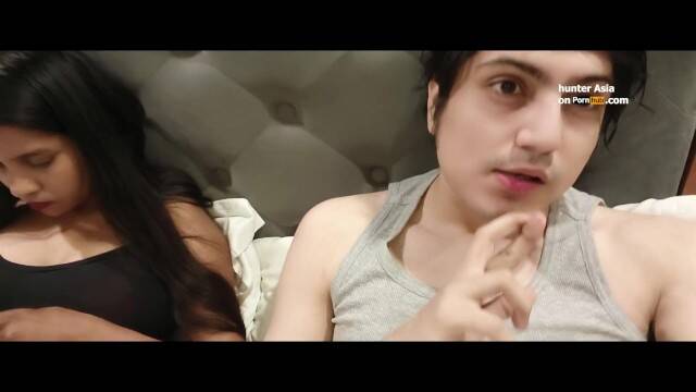 Молодая пара развлекается сексом на вечернем досуге