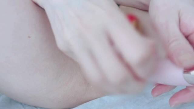 Молодая развратница мастурбирует вибраторами перед камерой