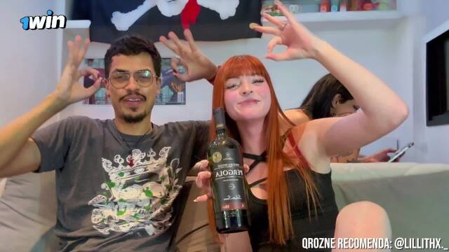 Рыжая девушка выпивает с другом и раскрепощается